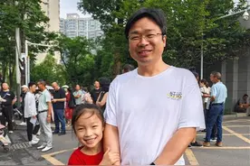 高考微表情：考场门口的祝福与期待图片