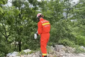 胆小勿入！上海一地铁站有蛇出没，那么长……消防人员迅速到场并成功捕获图片