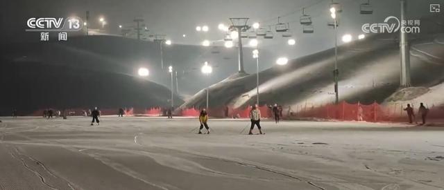 “滑雪+”激活复合式需求释放消费潜力 创新场景“错峰夜滑”“南国雪乡”圈粉留人