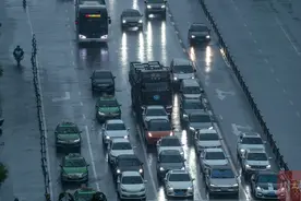 因暴雨成都多条道路路面积水 实施临时交通管控图片