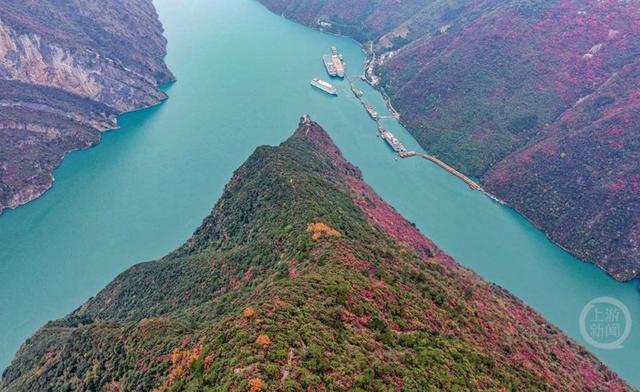 大地“披浓妆” 巫峡红叶进入最佳观赏期