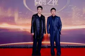 林更新不语，只是一味地抓痒图片
