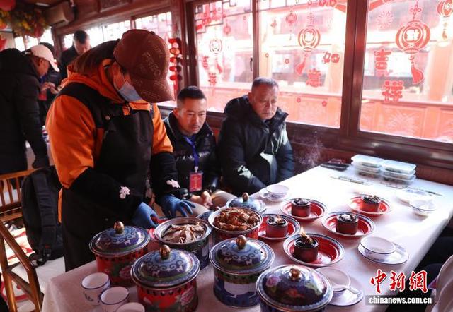 宁夏沙湖：民众冰湖泛舟暖锅相伴享假日