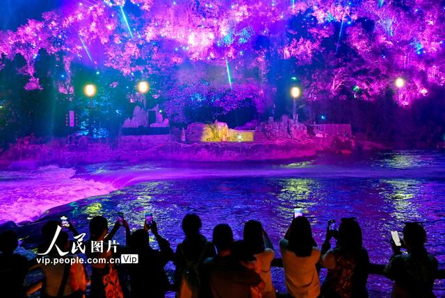 贵州安顺：夜游黄果树