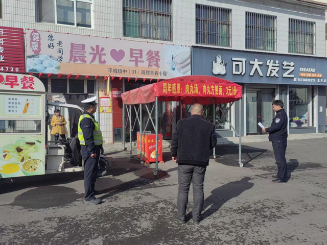 陵川县依法拆除占道违建700余平方米