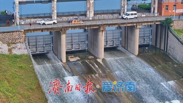 一年四季 泉在济南丨杏林水库开闸泄洪 飞瀑奔涌现壮丽景观，吸引市民驻足