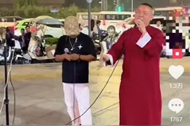 在郑州街头看到了“小岳岳”在唱歌？ 网友：始终没看出哪里不像图片