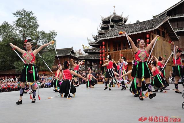 芦笙齐鸣贺三十载 侗歌飞扬谱新篇——通道皇都侗文化村30周年庆典绽放民族团结之花
