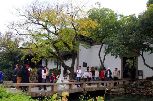 江苏苏州：沧浪亭色彩斑斓秋色美