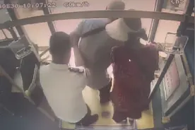老人腿脚不便乘车难，公交司机暖心搀扶获赞图片