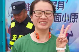 赛后的欢乐时光！济南奥体半程马拉松选手拿到奖牌兴奋不已图片