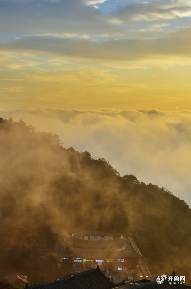 组图丨泰山云雾锁峰峦 静谧景致醉游人