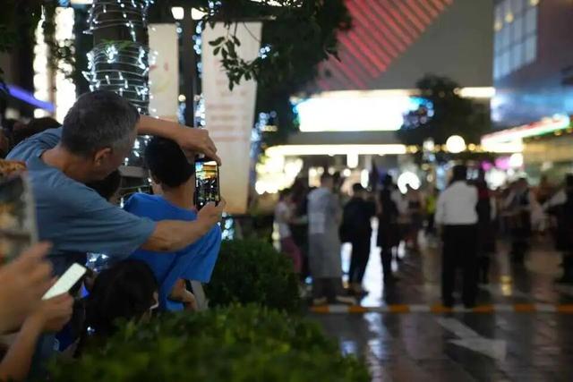 今晚，旅游节花车巡游首站亮相静安！市民游客热情体验