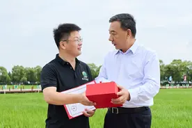 人大2024首封博士录取通知书送至田间地头，获得者系全国劳模图片
