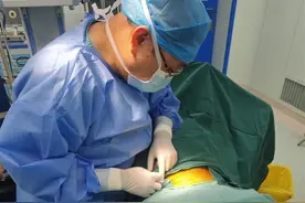 一男子在体内植入“戒酒芯片”，医生：可降低饮酒欲望图片