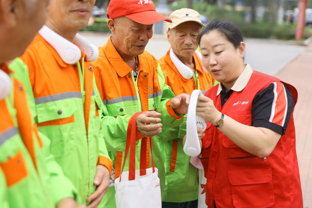 哈尔滨：爱心企业为户外工作者夏日送清凉 美团等外卖平台为骑手发放防暑物资包