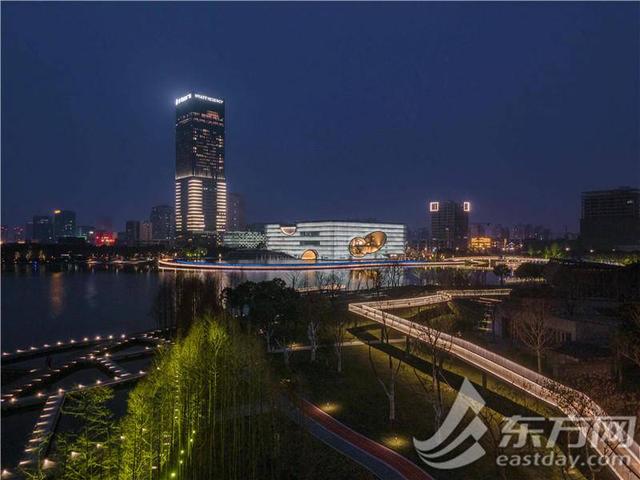 上海国际光影节 | 外滩瀑布升级回归、七宝古镇光影水舞……收藏全城打卡攻略，家门口也能出大片
