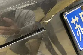 百万保时捷保养时被撞车主索赔5万，4S店只愿送两次保养？图片