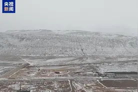火焰山竟然下雪了？吐鲁番上演现实版“冰火两重天”图片