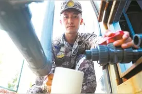 守岛官兵喝上自供直饮水图片