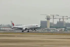 C919完成首次地区商业航线飞行，搭载百余名香港大学生来沪实习图片