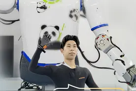 钱江观潮丨记者探访杭州云栖小镇人形机器人训练场：千锤百“练”，方从工具变伙伴图片