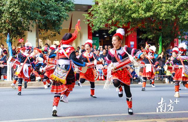 瑶山焕彩 盛会倾城｜连南民族特色巡游引万人空巷