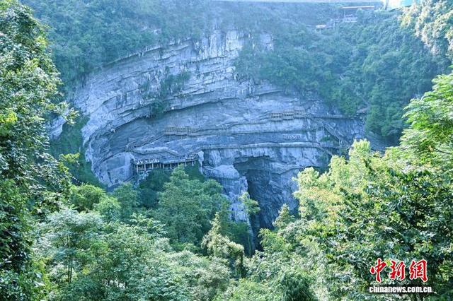 广西悬崖书店悬空百米深坑 万卷藏书铺就文旅新径