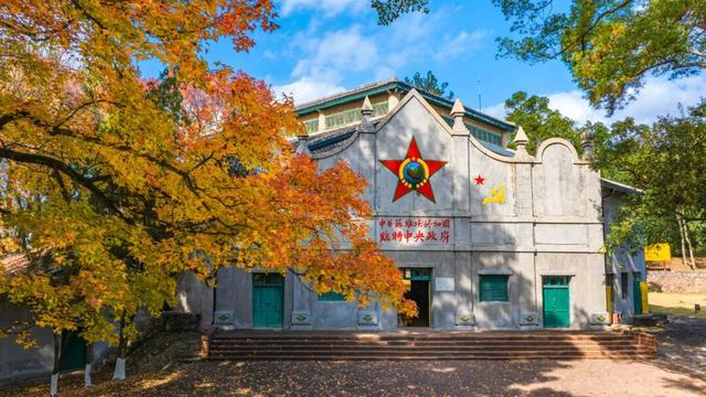 装点此关山，今朝更好看