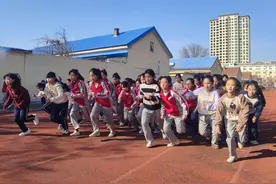 滨城区凤凰城小学举行冬季长跑比赛图片
