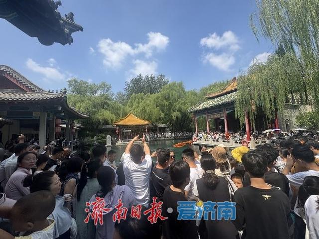 一年四季 泉在济南丨初秋趵突泉畔游人如织 泉城美景引客来