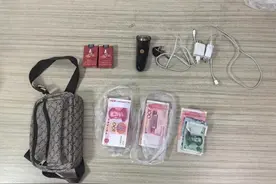环卫大姐捡到装有25000余元的手提包，第一时间交到派出所图片