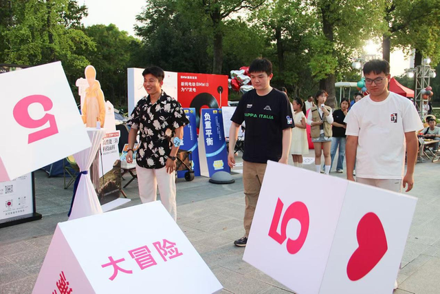 襄阳紫贞公园举办湖畔音乐会
