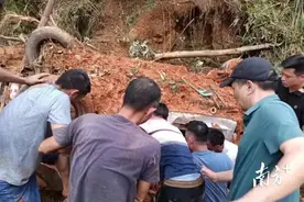 货车司机被埋27小时后获救，谈及这一幕他眼眶泛红图片