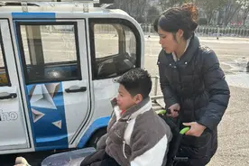 亳州“扭扭车男孩”迎来新学期！在校表现优异，再难也没放弃学习图片