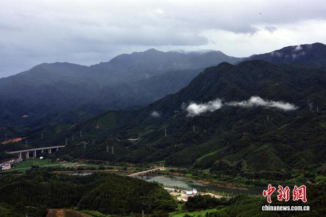 雨后武夷南麓宛如青绿水墨画
