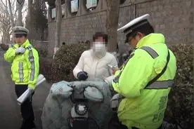电动车驾乘未戴头盔，交警提醒家长重视安全图片