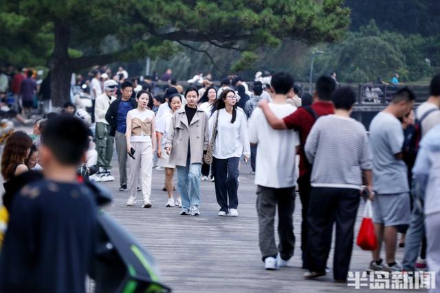 海滨假日人如织