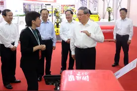 李强参观调研2024世界机器人博览会图片