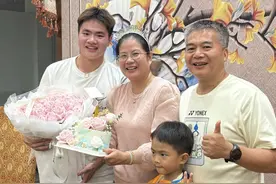 【羽毛球】梁伟铿惊喜为妈妈庆生 铿妈：他从小就是暖男图片