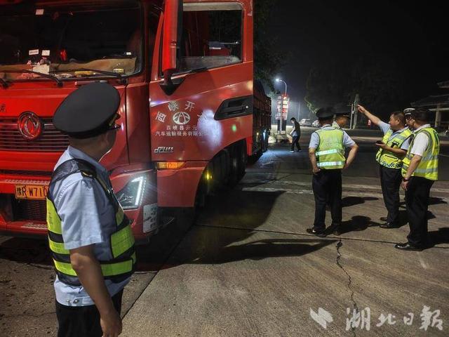 超限车辆安装“飞机轮”被查