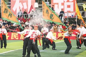 澳门职工联队足球队亮相贵州“村超”图片
