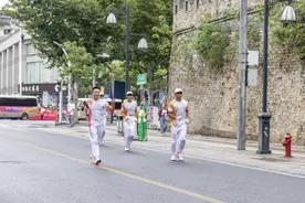 乡村发展也要 一棒接一棒图片