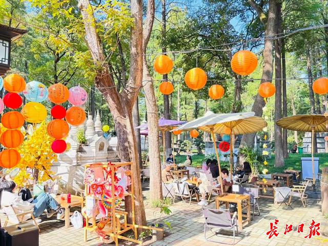 将秋天的颜色，调进咖啡和音乐里…… 武汉秋日的打开方式变了