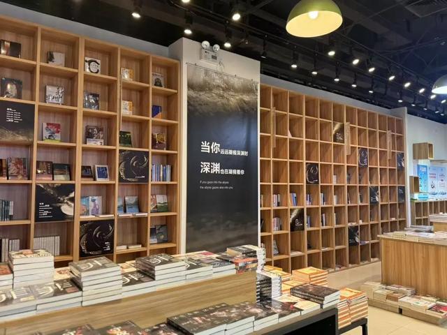 2025上海书展今天开幕，“2+8”会场等你来逛！还有书展门票福利赠送~