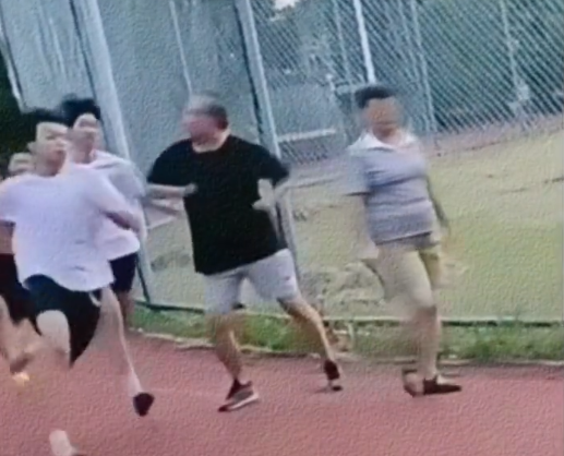 媒体评老人散步故意肘击跑步学生