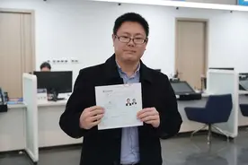建设两岸融合发展示范区十项出入境新政首日 首位在闽定居台胞称“很高兴成为厦门居民“图片