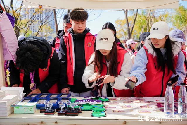 近3000人重走联大路 “弦歌之路”2025昆明站主题徒步活动启动