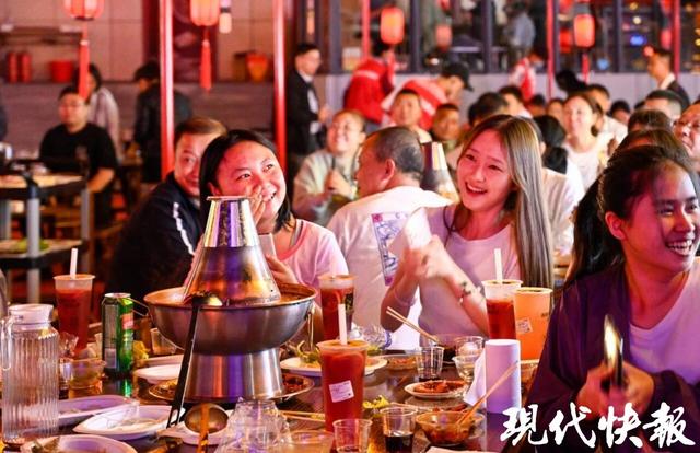 登江苏之巅、赏秋色、品西游！云台山景区假期首日迎来八方客