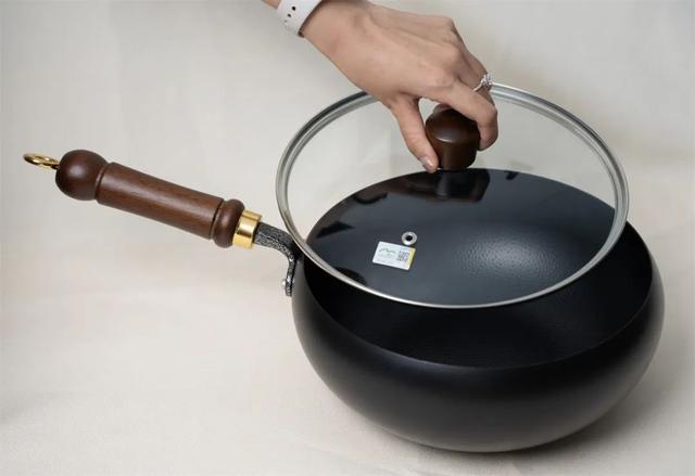 家里的铁锅一洗就生锈了，还能继续用吗？
